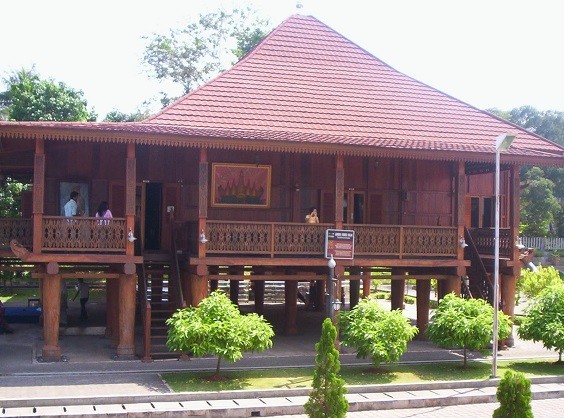 rumah adat nuwo balak