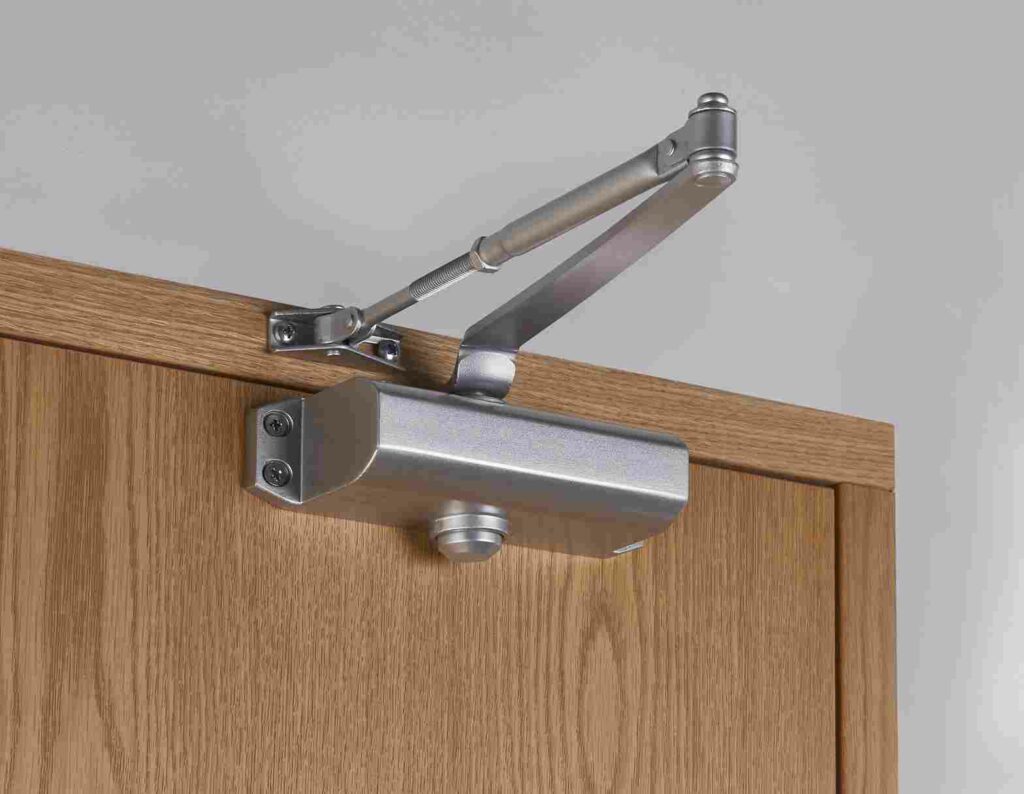 cara pasang door closer