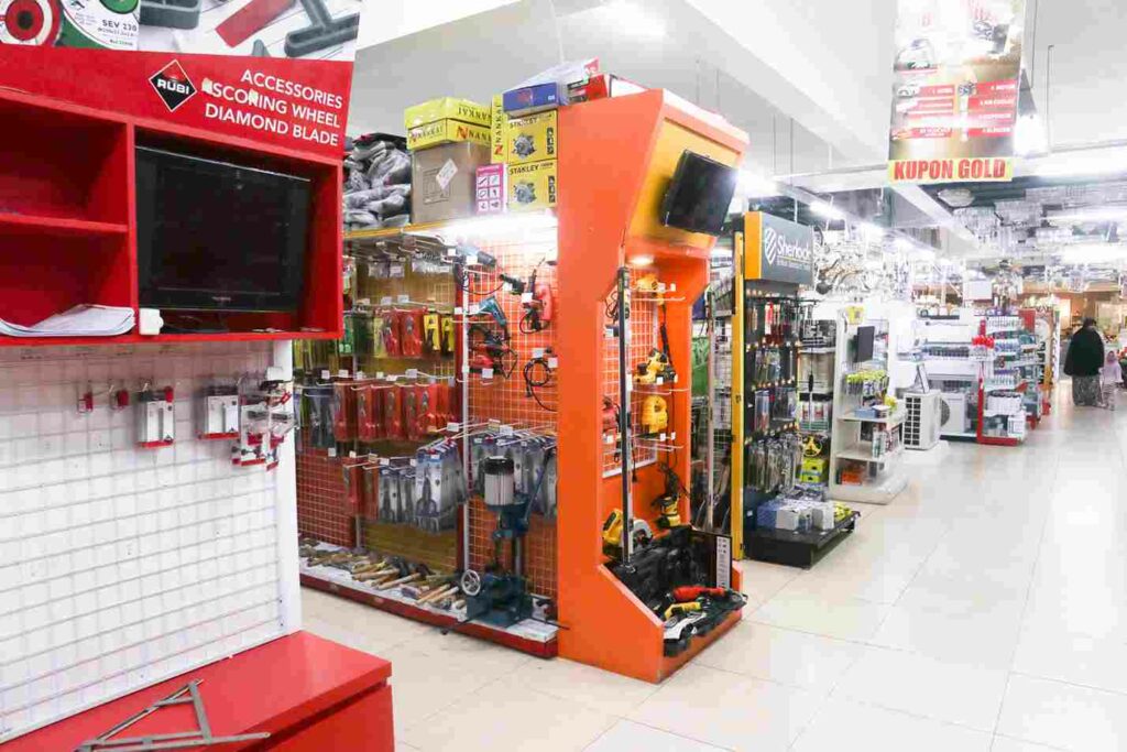 Suasana Divisi Tools Qhomemart