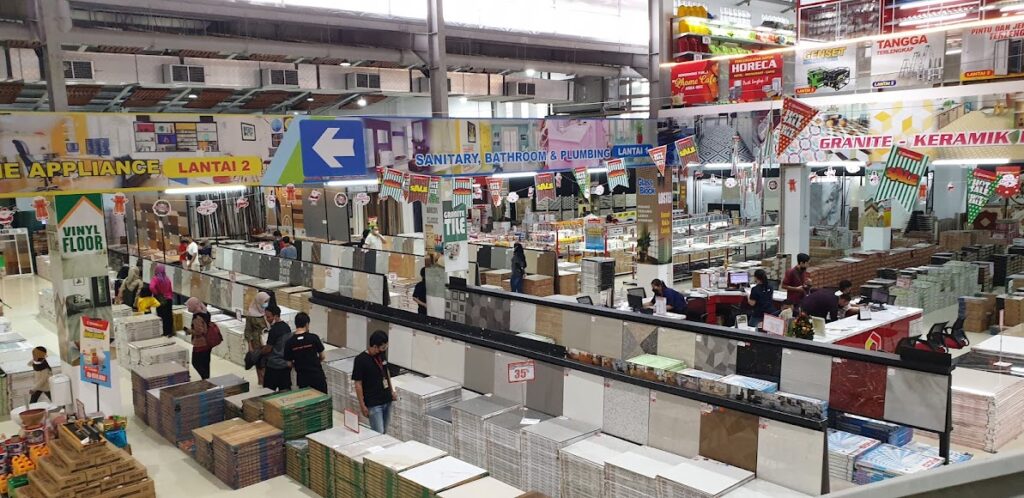 suasana belanja di supermarket bangunan qhomemart