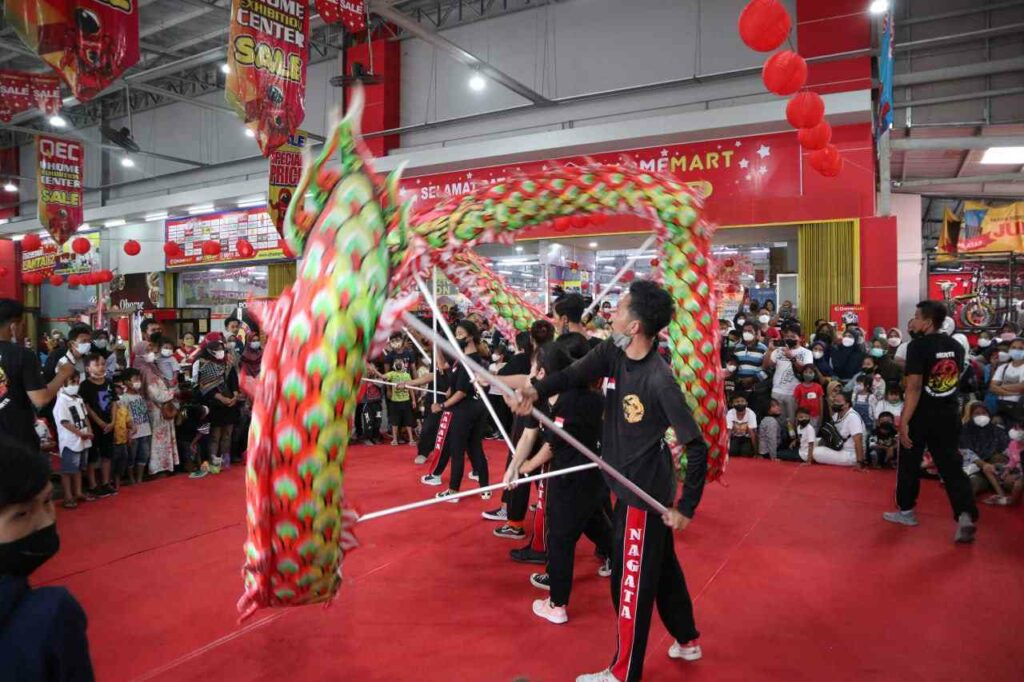 suasana festival barongsai di qhomemart