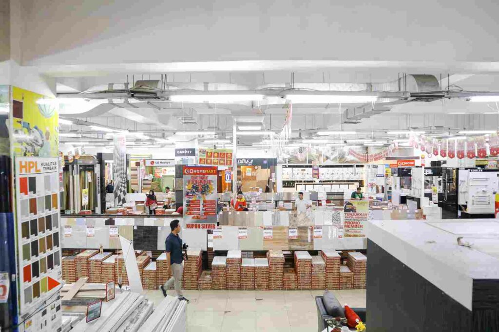 suasana belanja granit di qhomemart