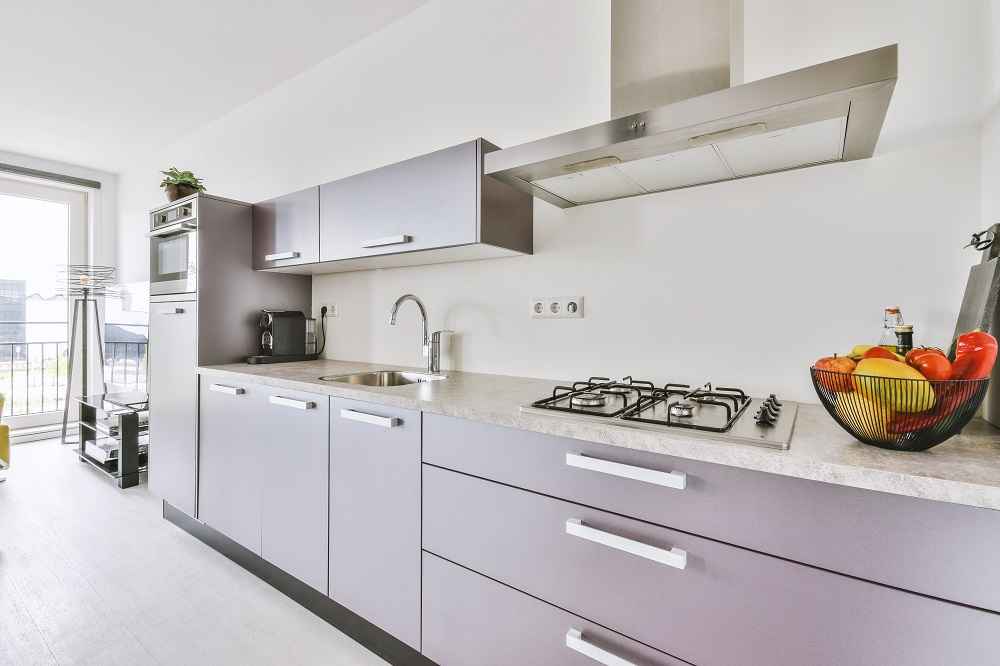 dapur cantik warna silver dengan kompor dan wastafel