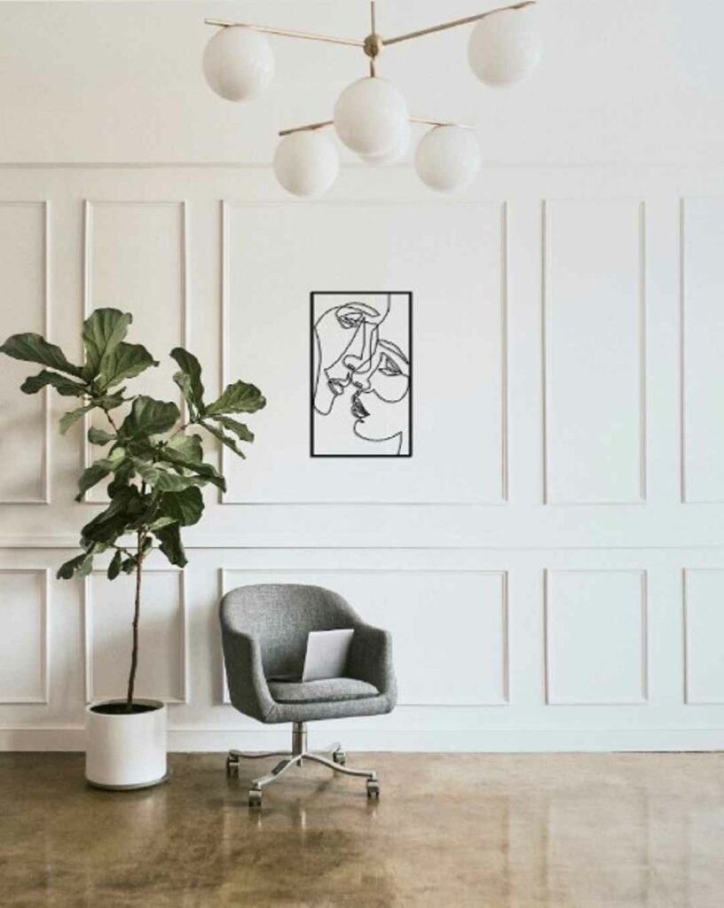 Classic wall moulding dengan lukisan dan tumbuhan