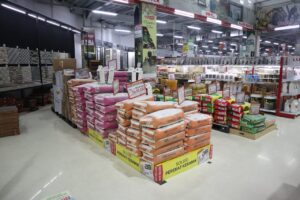 suasana belanja di toko bangunan qhomemart