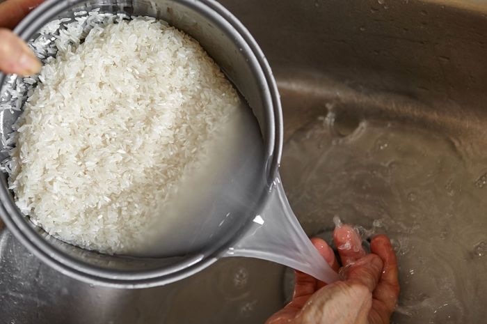 cara memasak nasi dengan rice cooker : cuci beras 