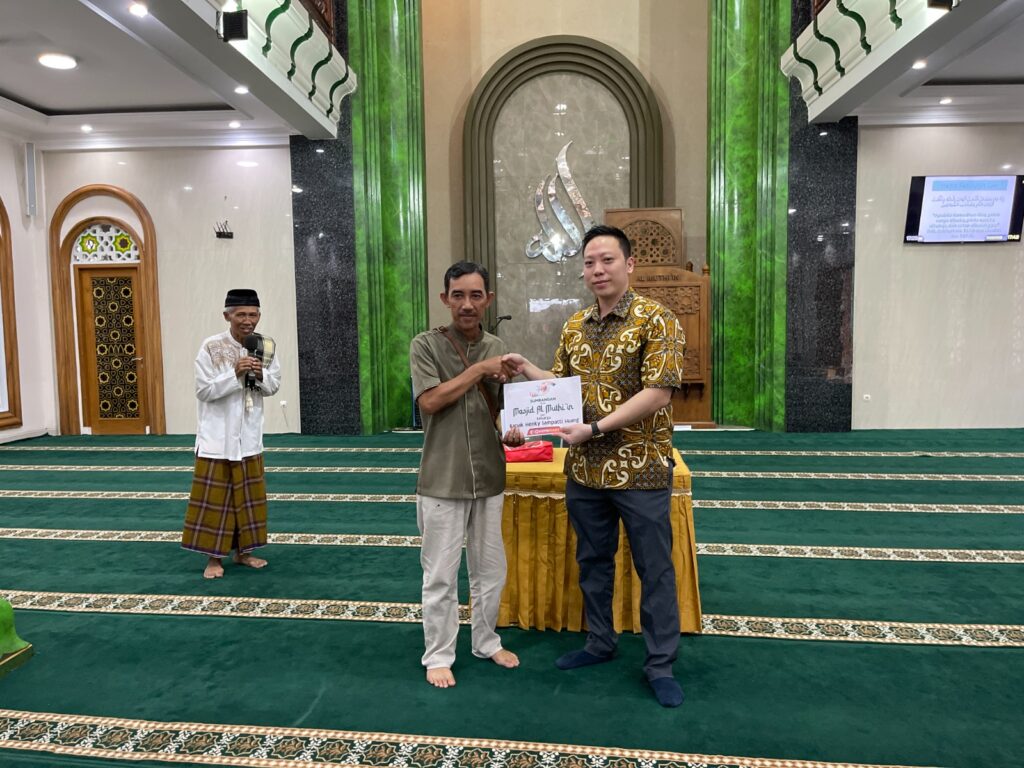 Penyerahan bantuan ke masjid almuthin jogja