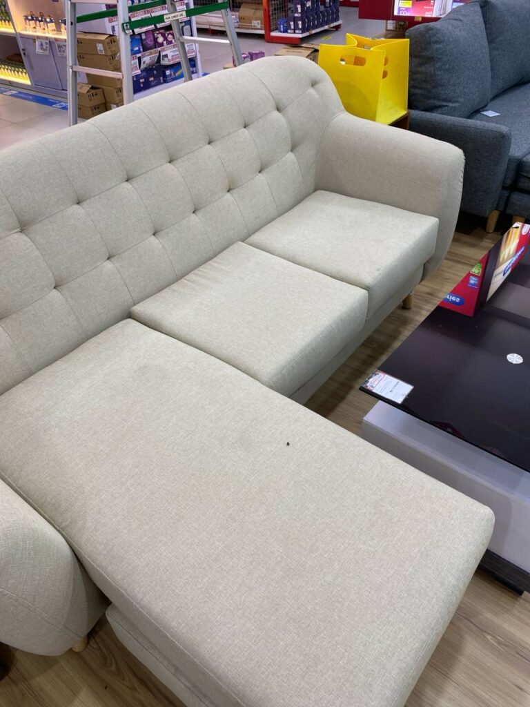 sofa sudut warna putih 